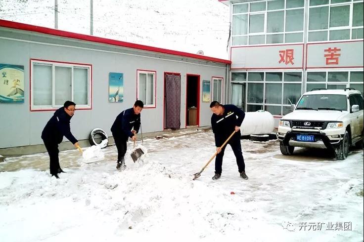 人間四月芳菲盡，山中春雪還復來