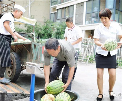 買下一整車西瓜，讓瓜農(nóng)早點(diǎn)回家